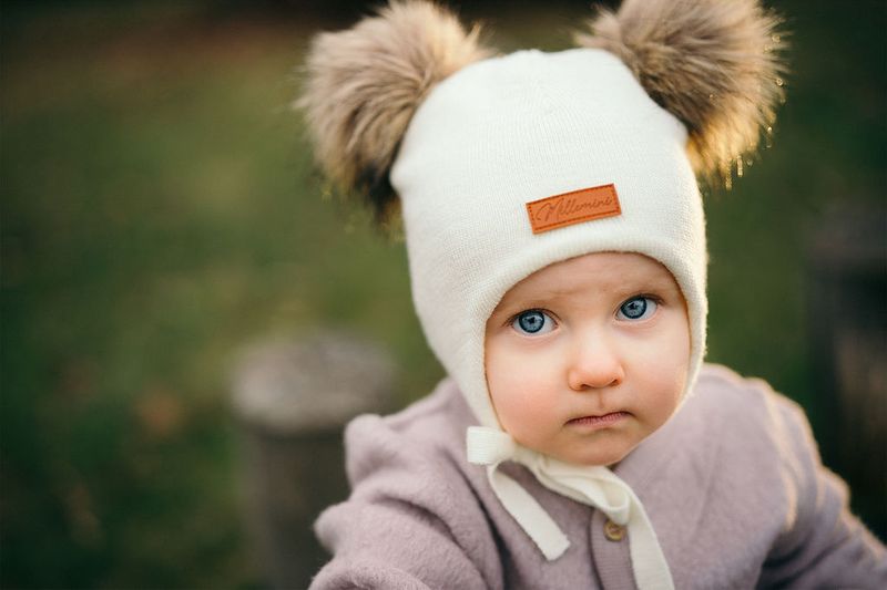 Naturhvit lue i merinoull med dobbeldusk og knyting 