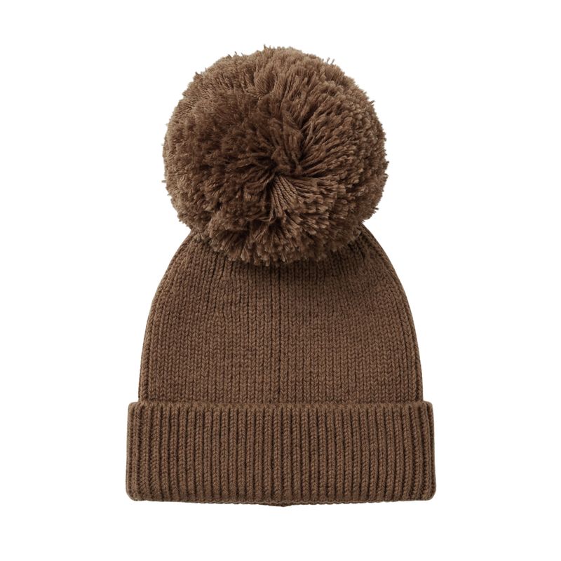 Strikket babylue i fargen kakao