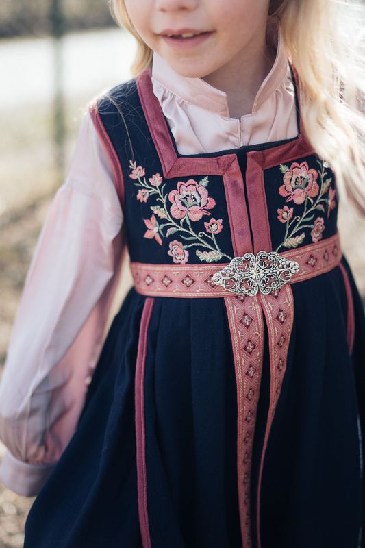 Signe festdrakt – eksklusiv jentefestdrakt i ull med broderier og vevde detaljer