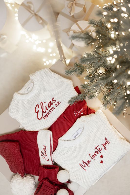 Julebooties med hvite pompom dusker