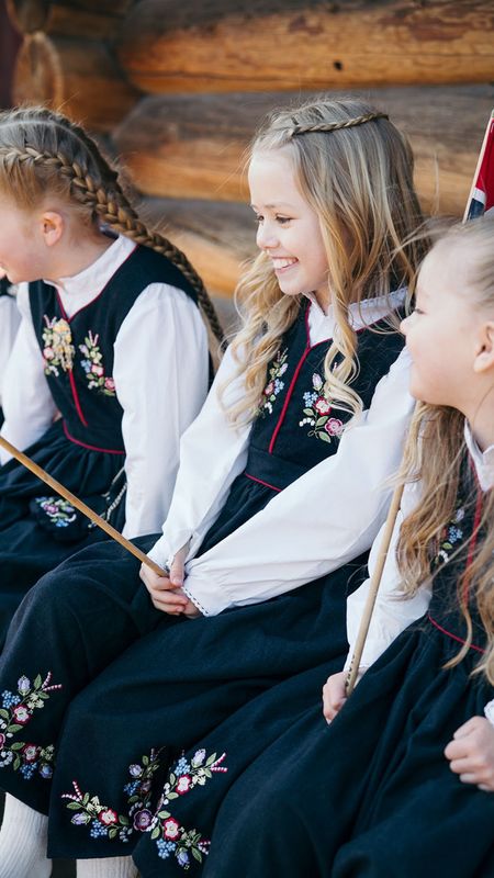 Millemini brodert festdrakt til jente i ull 