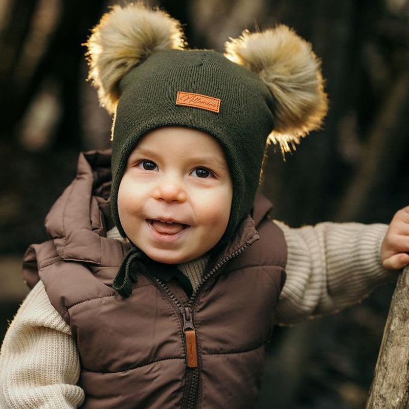 Olivengrønn lue i 100% merinoull med dobbel dusk og knyting