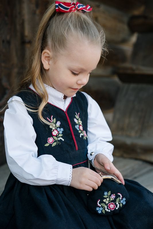 Festdraktskjorte jente