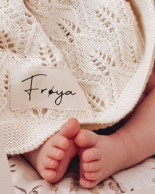 Hovedbilde Babyteppe med navn - Naturhvit løvfall