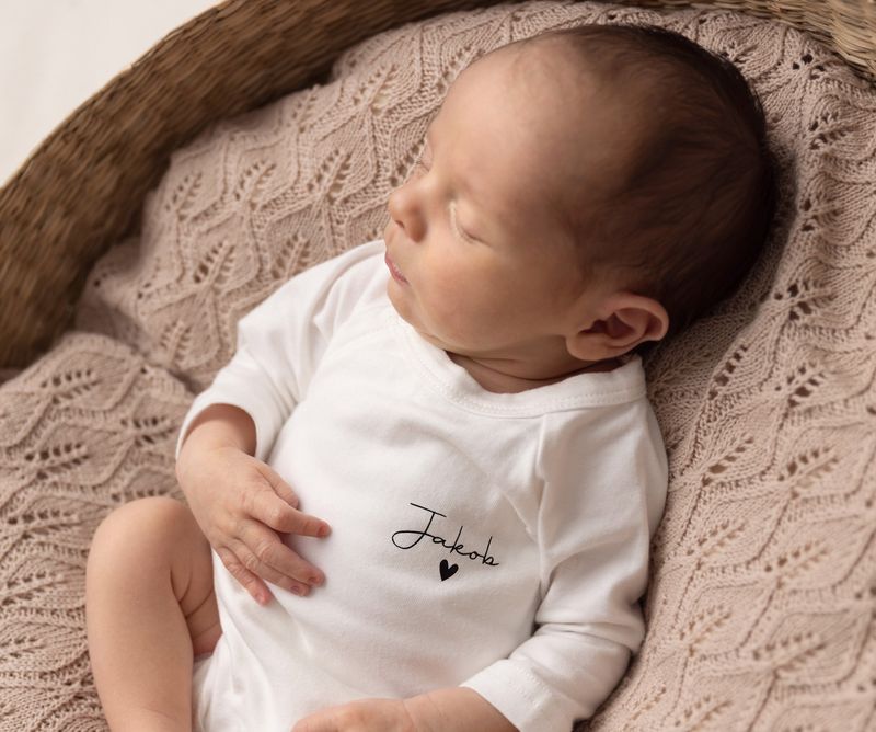 Omslagsbody med navn i økologisk bomull